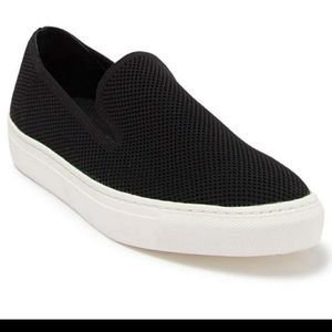 STEVE MADDEN 'ZARRAY' Black w/ silver button